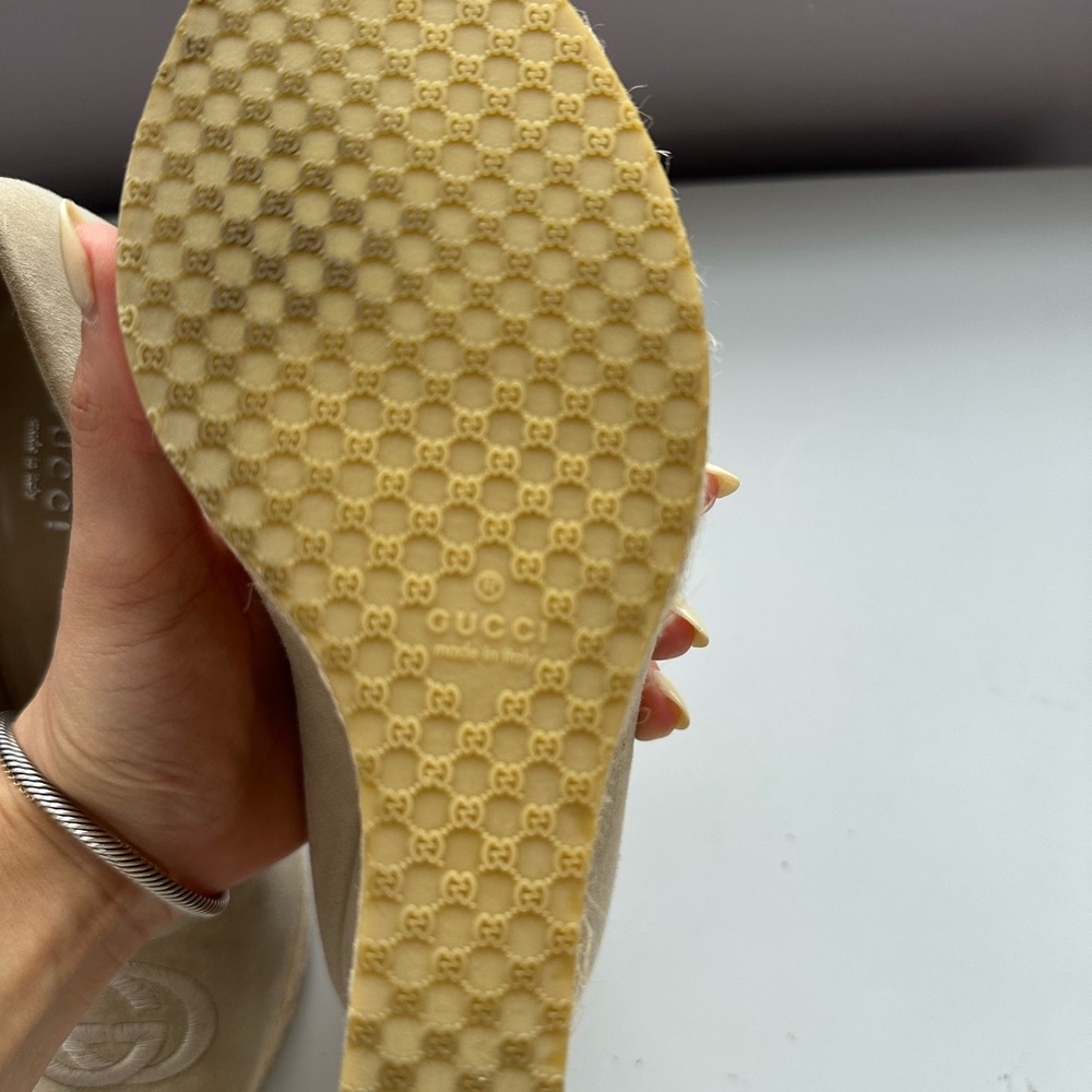 Gucci Cream Peep-Toe Heels with Logo - Picture 3 of 4